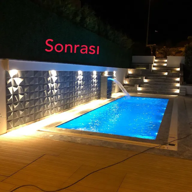 Akdemir Villası yenileme sonrası gece aydınlatmalı havuz görünümü