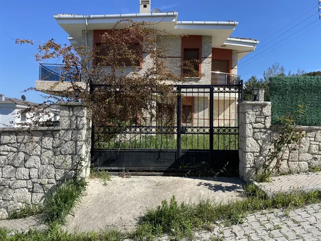 Aksoy Villası yenileme öncesi bahçe kapısı ve dış cephe - Çeşme