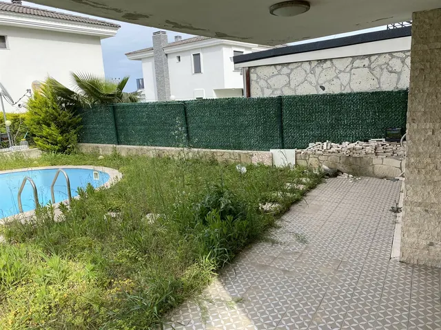 Aksoy Villası veranda altı ve taş bahçe duvarı - yenileme öncesi
