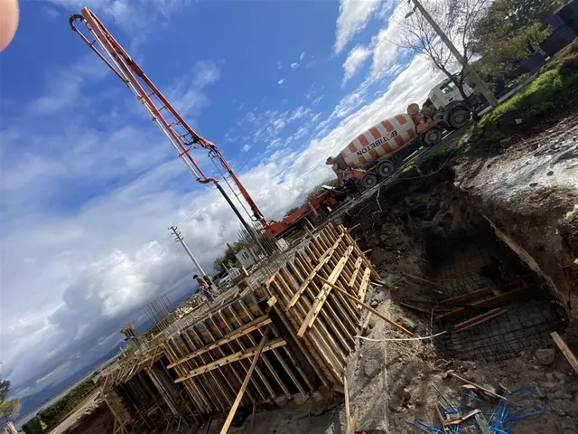 Yeşilkaya Taş Villası beton pompası ile temel döküm çalışması