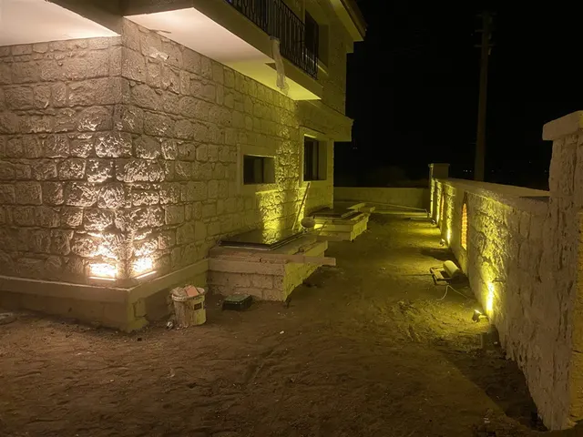 Yeşilkaya Taş Villası gece aydınlatmalı taş duvar ve bahçe detayı