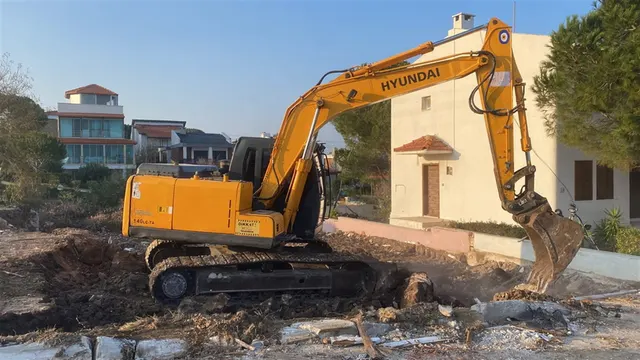 Yeşilkaya Taş Villası yıkım çalışması - ekskavatör ile eski yapının yıkımı