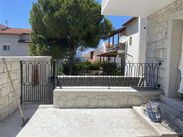Yeşilkaya Taş Villası ferforje bahçe kapısı ve taş cephe detayı