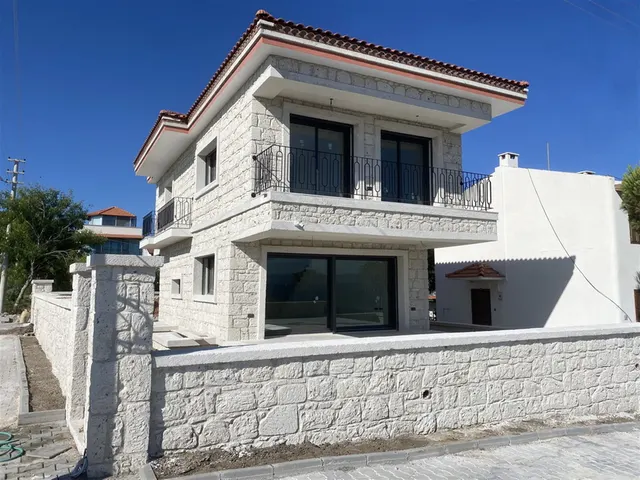 Yeşilkaya Taş Villası tamamlanmış taş cephe villa - ferforje balkon korkuluğu