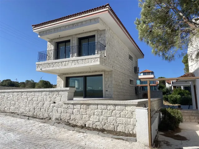 Yeşilkaya Taş Villası tamamlanmış taş cephe villa yan cephe görünümü