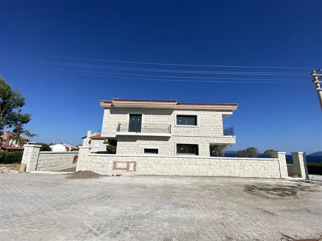 Yeşilkaya Taş Villası tamamlanmış villa dış cephe genel görünüm