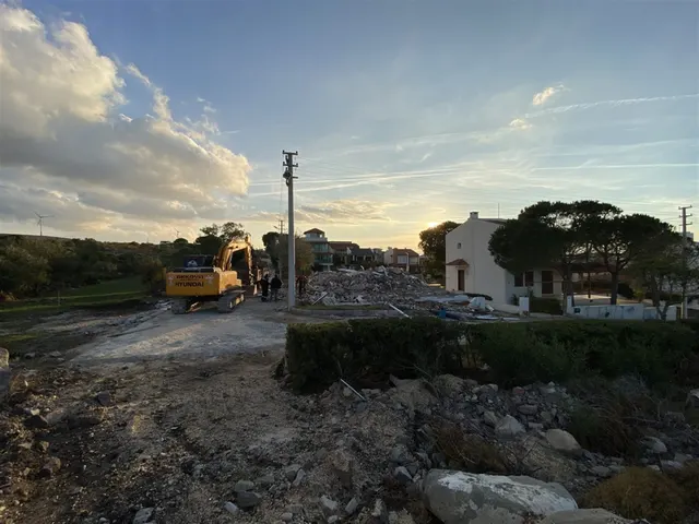 Yeşilkaya Taş Villası yıkım sonrası enkaz alanı ve moloz temizliği