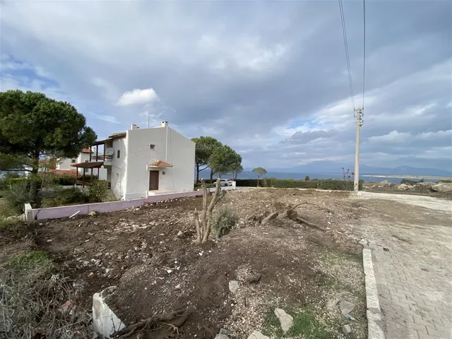 Yeşilkaya Taş Villası yıkım sonrası temizlenmiş deniz manzaralı arsa