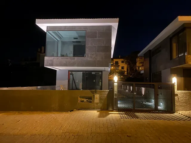 Bahçelievler 3017 gece dış cephe cam köşe balkon detayı