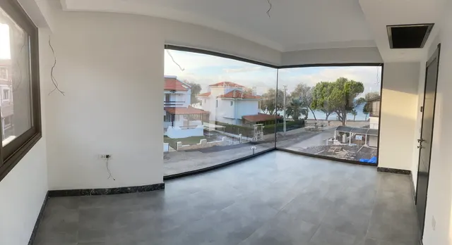 Bahçelievler 3017 iç mekan cam köşeden havuz ve deniz manzarası