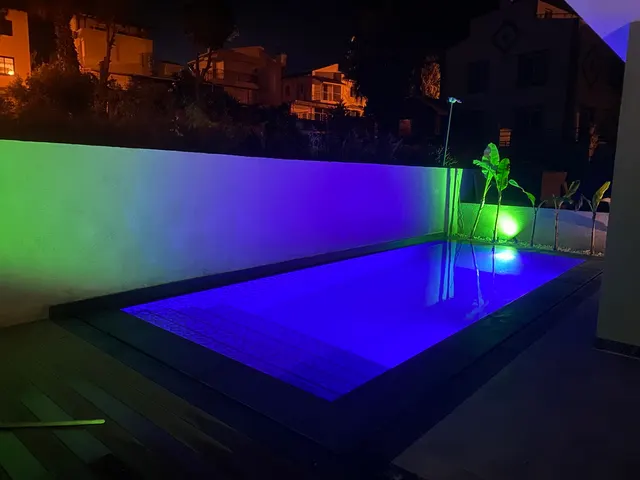 Bahçelievler 3017 gece aydınlatmalı havuz ve dış cephe görünümü