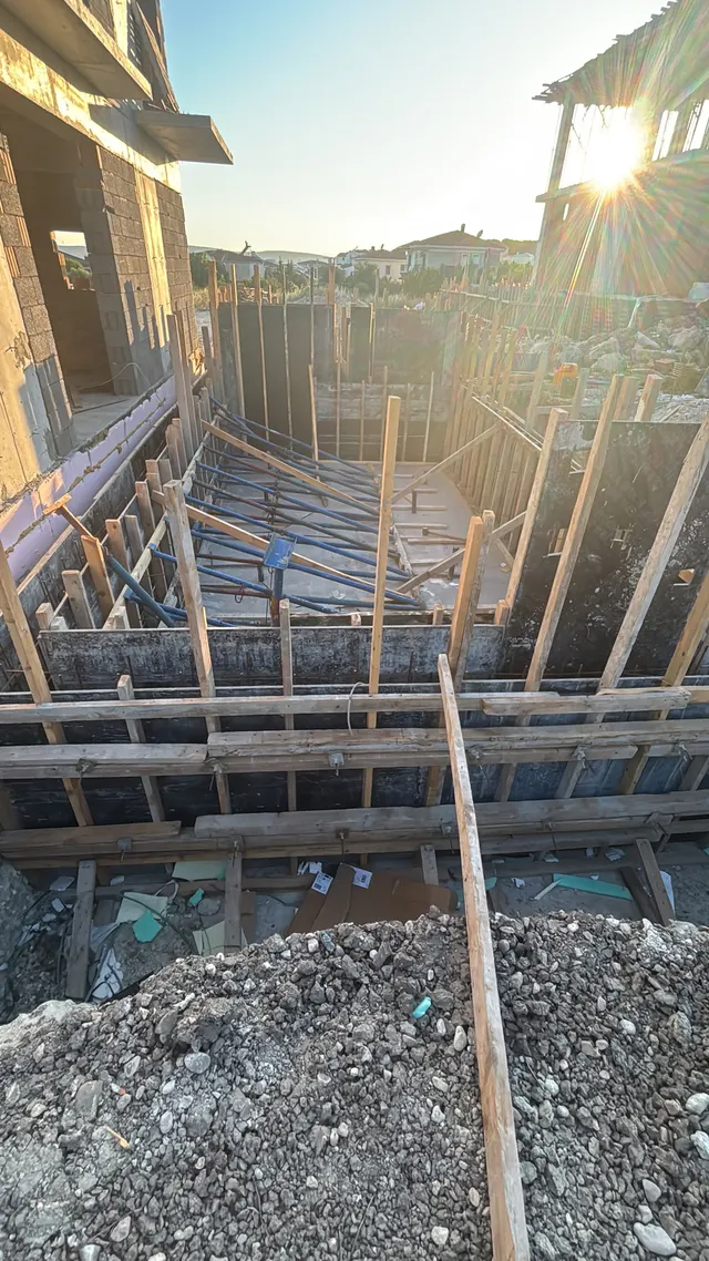 Bahçelievler 3526 ahşap iskele ve çatı kalıp inşaatı