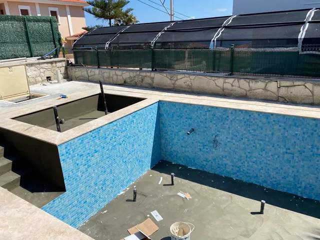 Çeşme villa havuzunda su yalıtımı ve kaplama uygulaması - İmerek Yapı