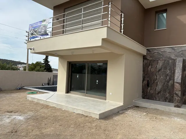 Meryem Ana Villası üst kat balkon ve cam korkuluk detayı