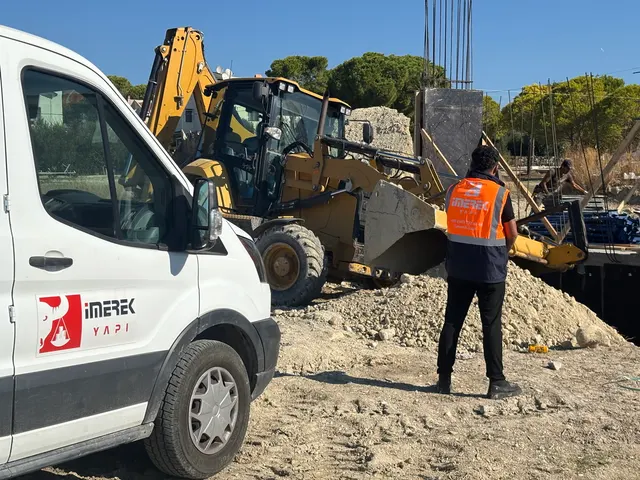 Çeşme inşaat - İmerek Yapı şantiye aracı ve iş makinesi