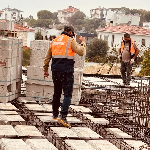 Alaçatı inşaat - Yaşar Villası çatı döşemesi briket imalatı