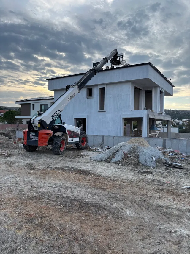 Alaçatı inşaat - Yaşar Villası tamamlanmış dış cephe ve şantiye ekipmanı